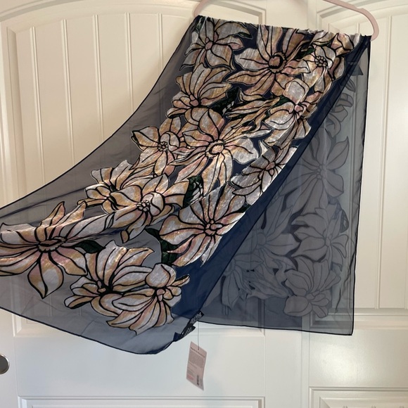 New METROPOLITAN MUSEUM OF ART, "MAGNOLIA VASE" BURNOUT OBLONG SCARF - Picture 4 of 9